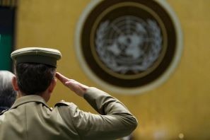 向联合国维和人员致敬！